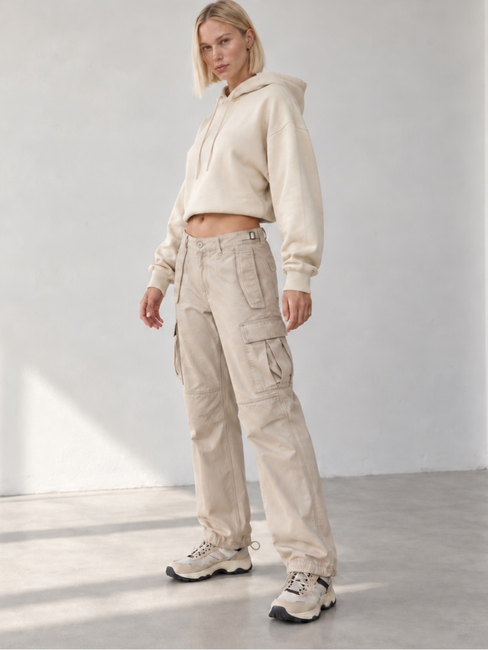 Aritzia TNA Supply Cargo Pants Cream Adjustable Drawstring Hem Size 4